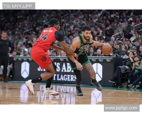 猛龙与凯尔特人激战正酣球迷热情高涨场馆气氛火爆